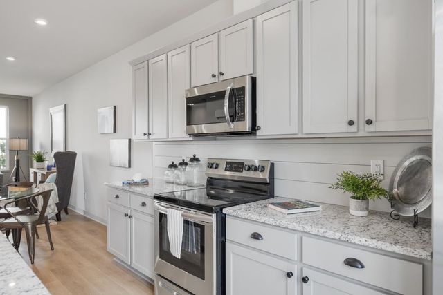 328 E Village Ln, Nashville, TN 37216