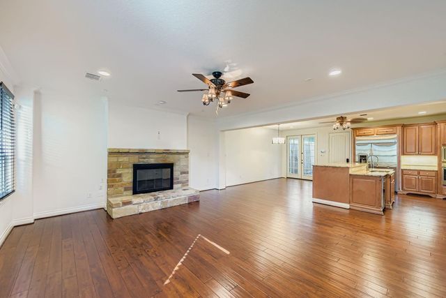 6621 N Main Street, Houston, TX 77009