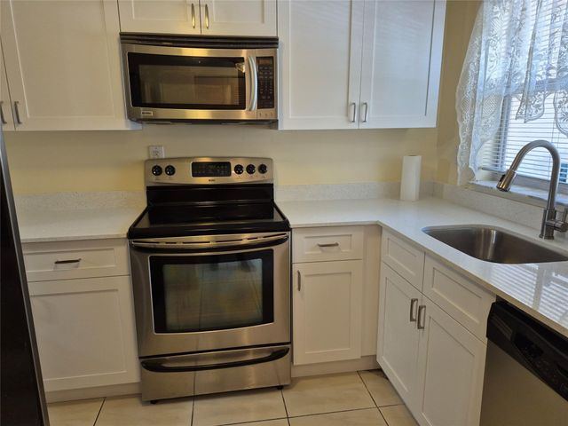 8891 Sunrise Lakes Boulevard 111, Sunrise, FL 33322