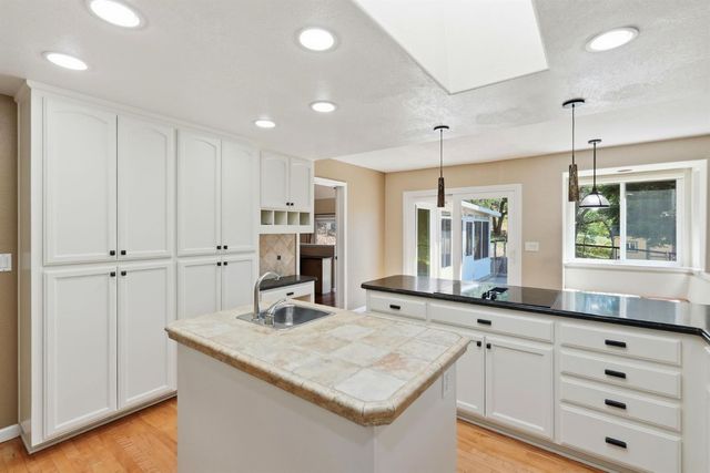 16930 Mountain View Dr, Applegate, CA 95703