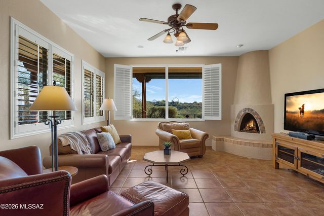 832 E Vault Mine Court, Green Valley, AZ 85614