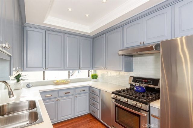 126 Neptune Avenue, Hermosa Beach, CA 90254