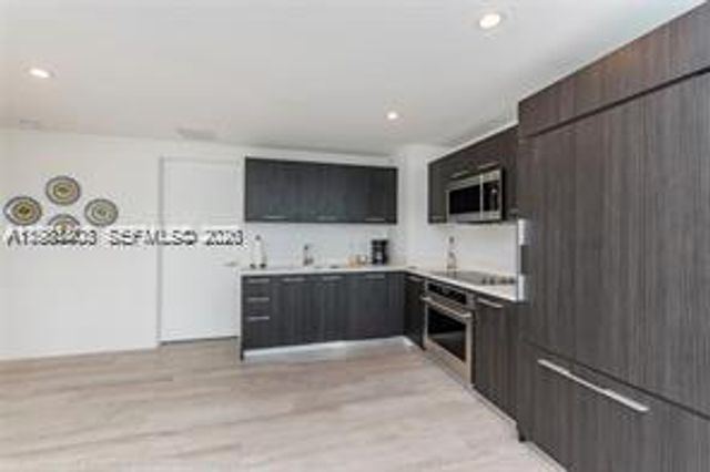 45 SW 9th St 1701, Miami, FL 33130