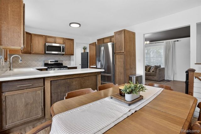 301 Lindenwood Drive, Linden, MI 48451