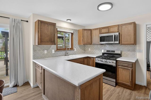 301 Lindenwood Drive, Linden, MI 48451