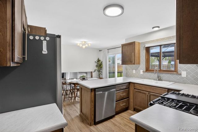 301 Lindenwood Drive, Linden, MI 48451