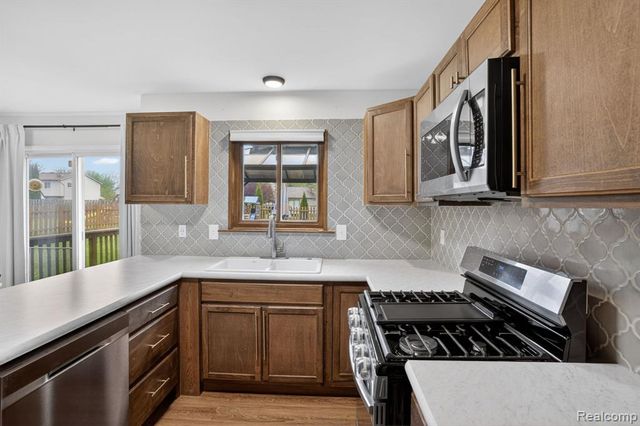 301 Lindenwood Drive, Linden, MI 48451