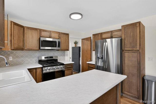 301 Lindenwood Drive, Linden, MI 48451