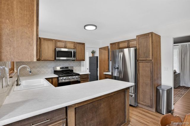 301 Lindenwood Drive, Linden, MI 48451