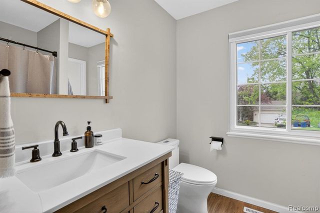 301 Lindenwood Drive, Linden, MI 48451