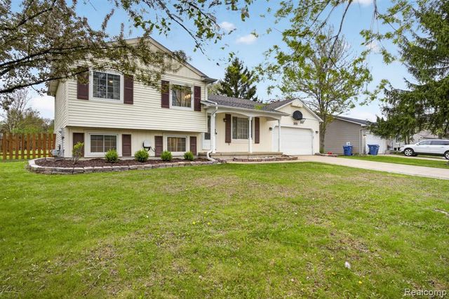 301 Lindenwood Drive, Linden, MI 48451