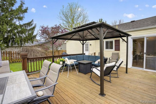 301 Lindenwood Drive, Linden, MI 48451