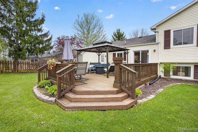 301 Lindenwood Drive, Linden, MI 48451