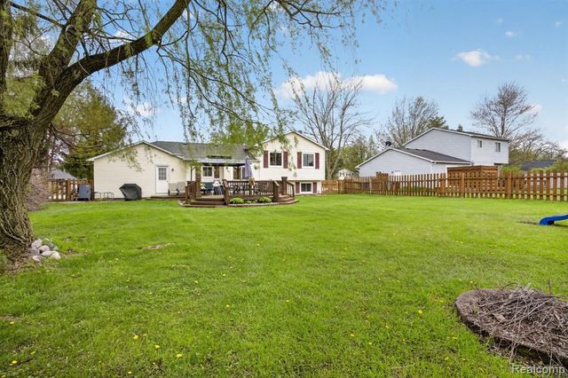 301 Lindenwood Drive, Linden, MI 48451