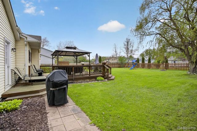 301 Lindenwood Drive, Linden, MI 48451