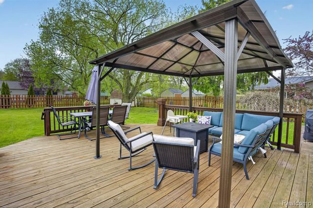 301 Lindenwood Drive, Linden, MI 48451