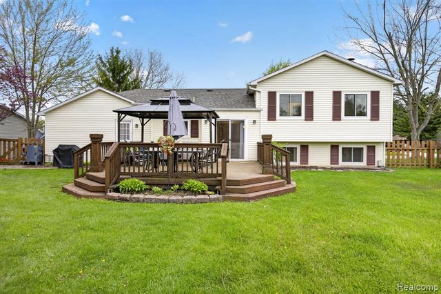 301 Lindenwood Drive, Linden, MI 48451