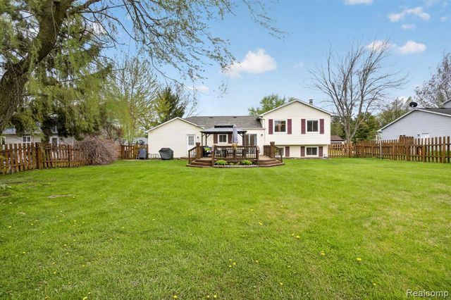 301 Lindenwood Drive, Linden, MI 48451