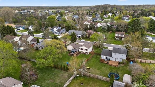 301 Lindenwood Drive, Linden, MI 48451