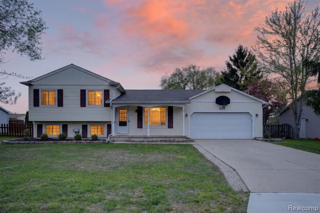 301 Lindenwood Drive, Linden, MI 48451