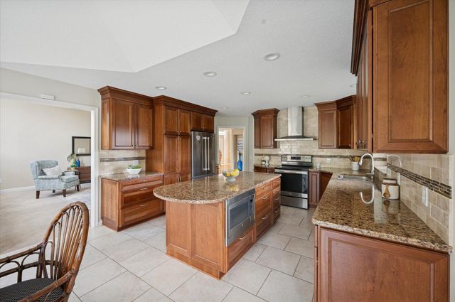 8670 Augusta Lane, Holland, OH 43528