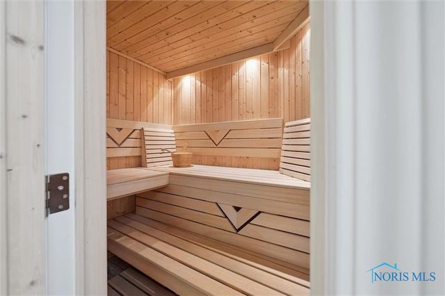 8670 Augusta Lane, Holland, OH 43528