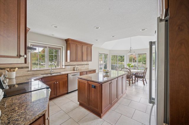 8670 Augusta Lane, Holland, OH 43528