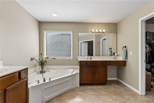 10201 N Willow Avenue, Kansas City, MO 64157