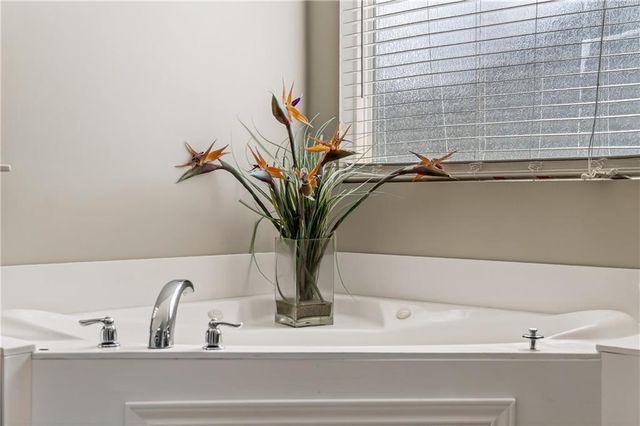 10201 N Willow Avenue, Kansas City, MO 64157