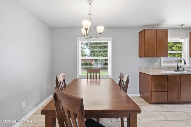 8202 Devonshire Dr, Louisville, KY 40258