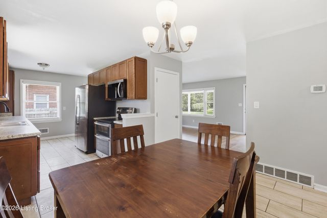 8202 Devonshire Dr, Louisville, KY 40258