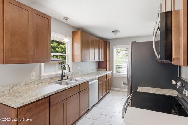 8202 Devonshire Dr, Louisville, KY 40258