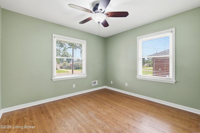 8202 Devonshire Dr, Louisville, KY 40258