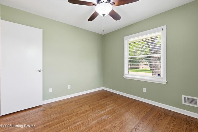 8202 Devonshire Dr, Louisville, KY 40258