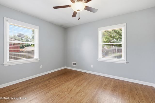8202 Devonshire Dr, Louisville, KY 40258