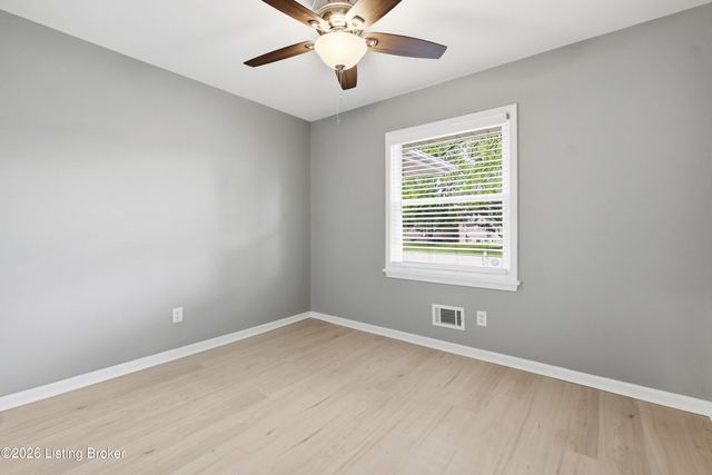 8202 Devonshire Dr, Louisville, KY 40258