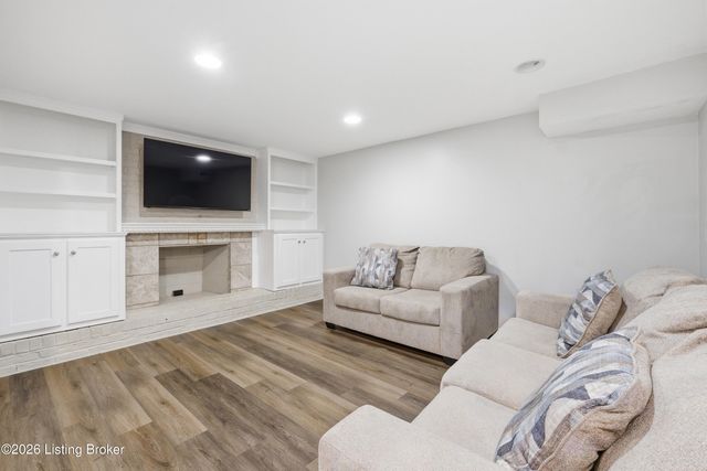 8202 Devonshire Dr, Louisville, KY 40258