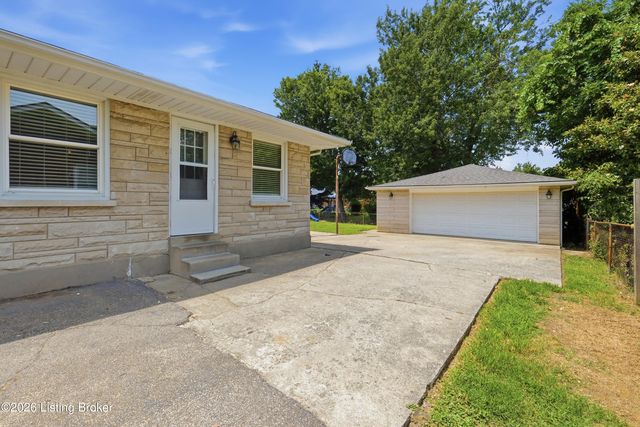 8202 Devonshire Dr, Louisville, KY 40258