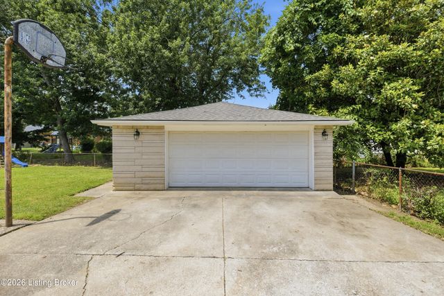 8202 Devonshire Dr, Louisville, KY 40258
