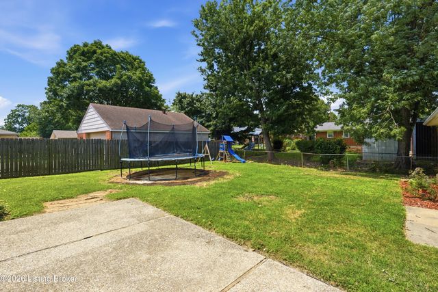 8202 Devonshire Dr, Louisville, KY 40258