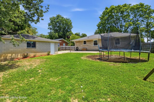 8202 Devonshire Dr, Louisville, KY 40258