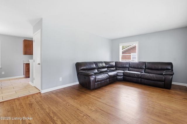 8202 Devonshire Dr, Louisville, KY 40258