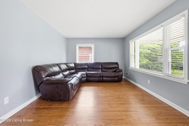 8202 Devonshire Dr, Louisville, KY 40258