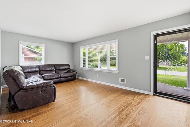 8202 Devonshire Dr, Louisville, KY 40258