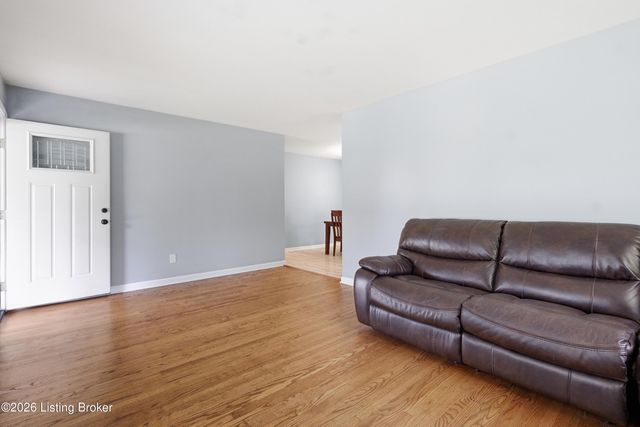 8202 Devonshire Dr, Louisville, KY 40258