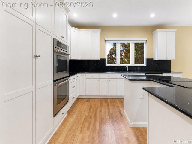 5593 Warrenshire Drive, West Bloomfield Charter Township, MI 48322