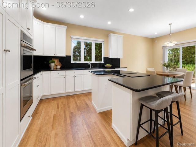 5593 Warrenshire Drive, West Bloomfield Charter Township, MI 48322