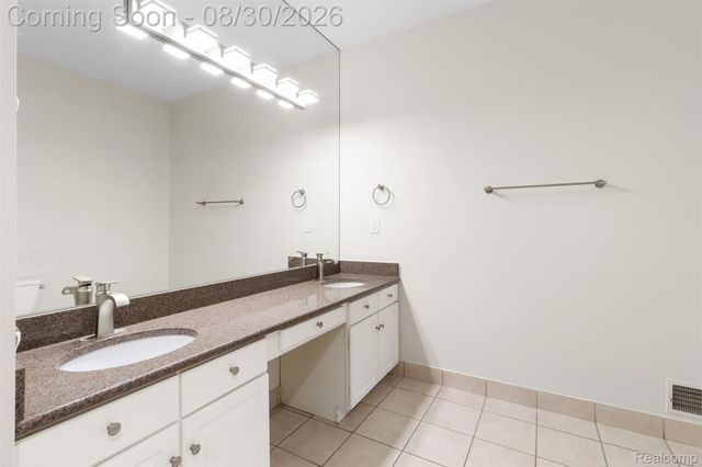 5593 Warrenshire Drive, West Bloomfield Charter Township, MI 48322
