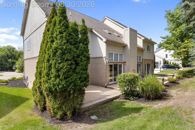 5593 Warrenshire Drive, West Bloomfield Charter Township, MI 48322