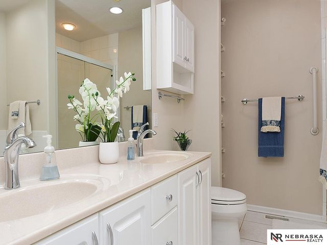 701 Manor Plaza, Papillion, NE 68046